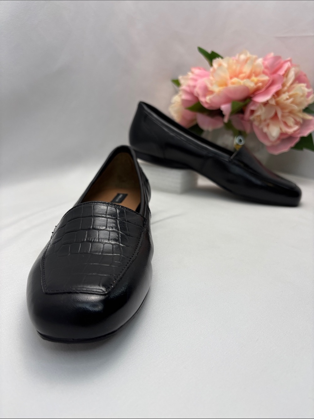 Array Women 6 Black Croc-Embossed Leather‎ Loafers #407